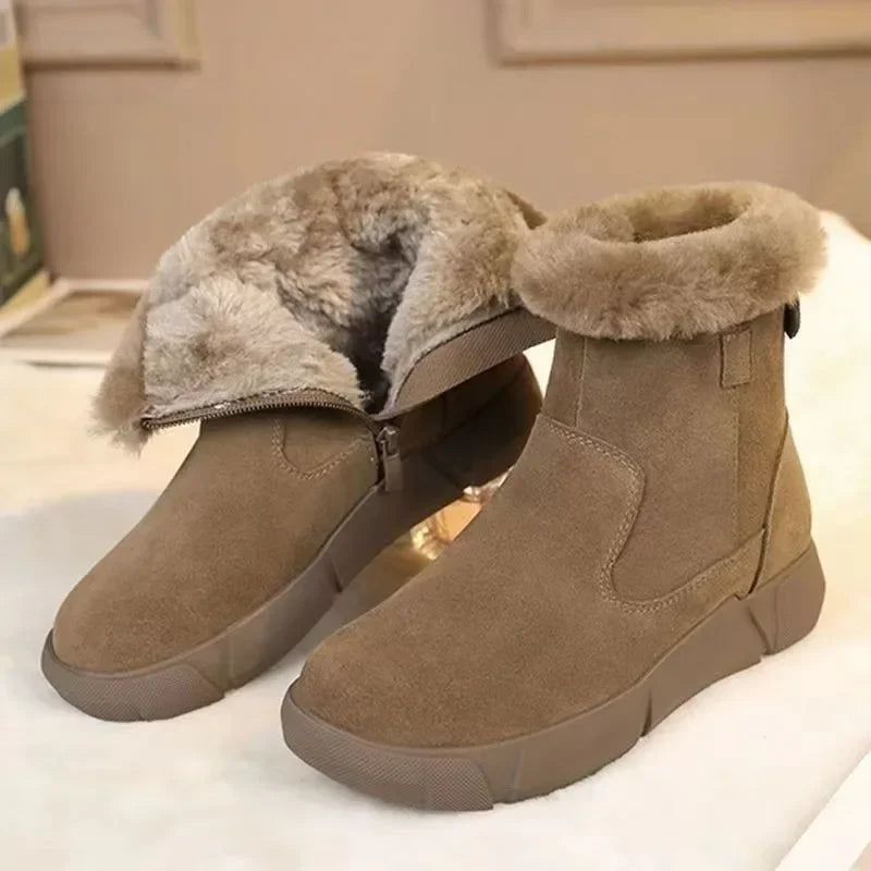 Bota Feminina Detalhes Peluciados e Solado Robusto - Inverno 2024