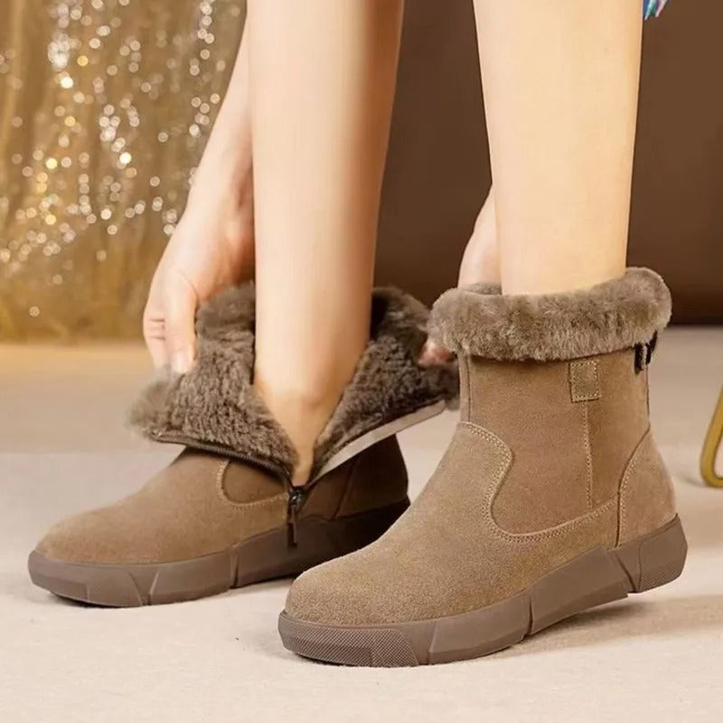 Bota Feminina Detalhes Peluciados e Solado Robusto - Inverno 2024